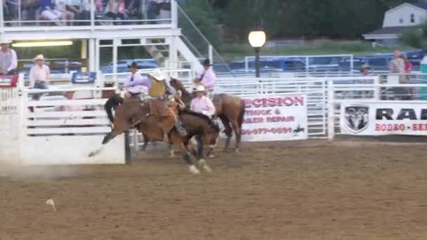 Zadel bronc rider valt op een Prca Oakley rodeo — Stockvideo