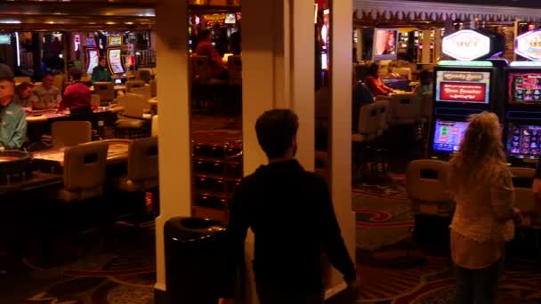 Ανθρώπων που τα τυχερά παιχνίδια μέσα σε ένα καζίνο του Λας Βέγκας — Αρχείο Βίντεο