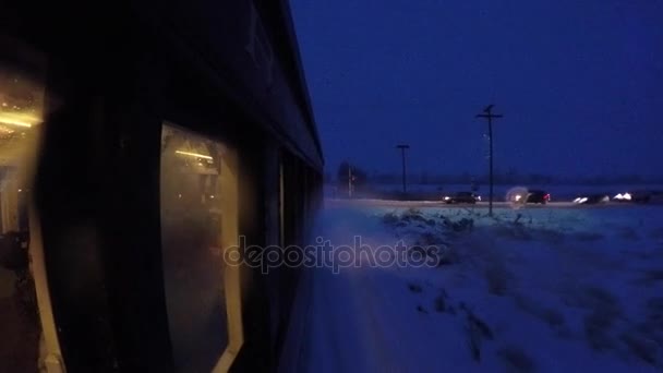 Поезд идет через переезд во время шторма — стоковое видео