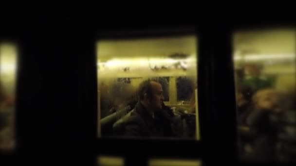 Холодный Снимок Семьи Ехавшей Ночью Веселом Рождественском Поезде Полярный Экспресс — стоковое видео