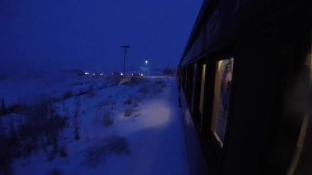 Поезд идет через переезд во время шторма — стоковое видео