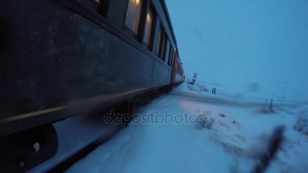 Treno che attraversa campi innevati — Video Stock