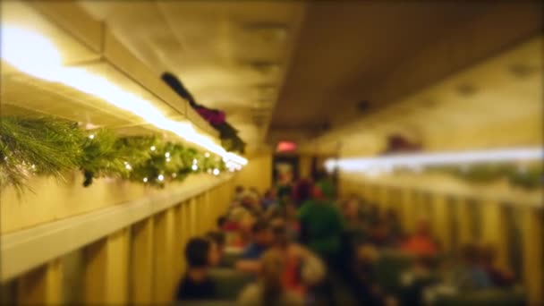Familien Auf Einer Zugfahrt Während Eines Weihnachtlichen Schneesturms — Stockvideo