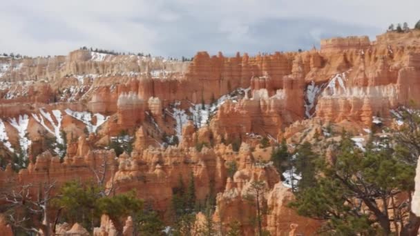 Familie op vuil trail in Bryce Canyon National Park. — Stockvideo