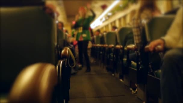 Familien Auf Einer Zugfahrt Während Eines Weihnachtlichen Schneesturms — Stockvideo