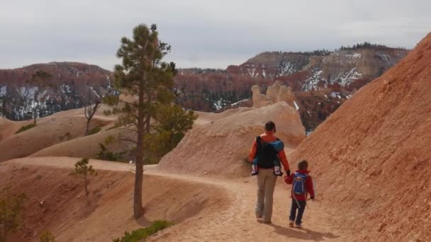 Familia en el sendero en el Parque Nacional Bryce Canyon — Vídeos de Stock