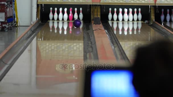 En familj spelar en omgång bowling — Stockvideo