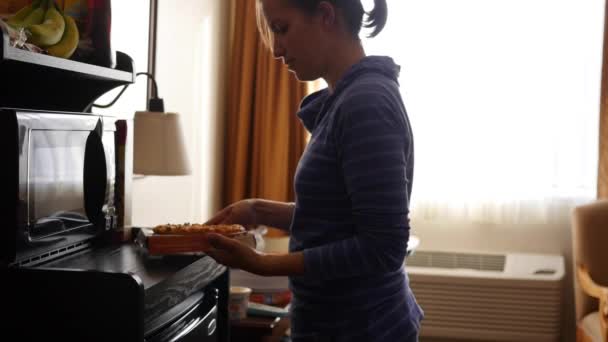 家庭烹饪晚餐微波比萨饼 — 图库视频影像