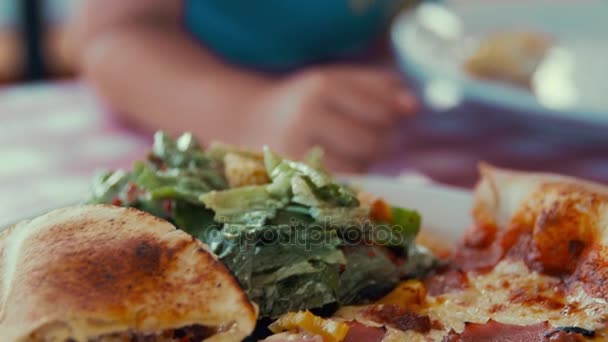 Familie donairs en pizza eten voor het diner — Stockvideo