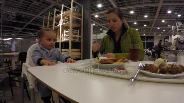 Rodina jíst jídlo v Ikea — Stock video