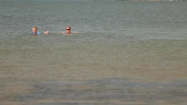 Famille jouant dans l'eau de mer — Video