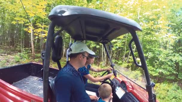 Familie rijden door bos — Stockvideo