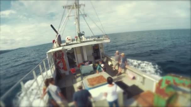 Un paseo en familia en un barco de pesca en el océano — Vídeos de Stock