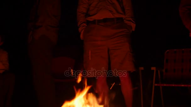 Rodinný stojící kolem ohně v noci — Stock video