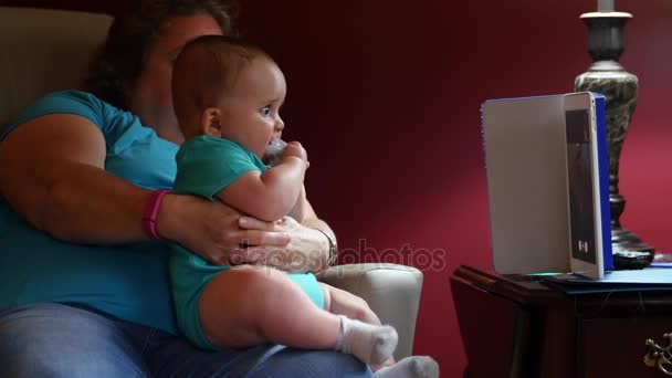 Família usando o tempo de rosto no ipad para falar — Vídeo de Stock