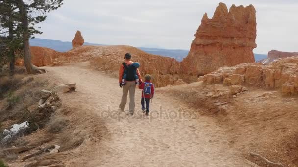 Familie wandelen op een parcours in Bryce Canyon National Park. — Stockvideo