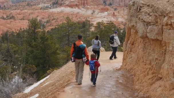 Familjen gå på leden i Bryce Canyon National Park — Stockvideo