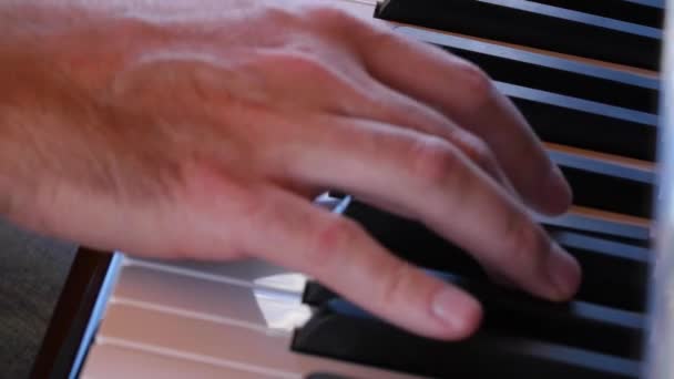 Prsty hrající klíče piano — Stock video