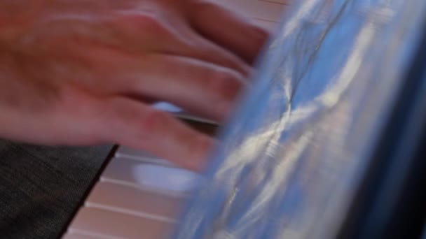 Пальцы, играющие на клавишах пианино — стоковое видео