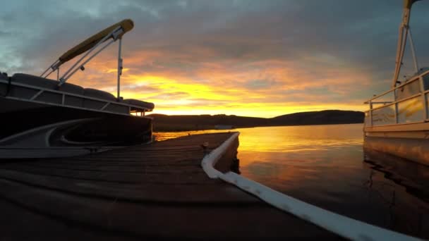Rybáři při západu slunce na jezeře — Stock video