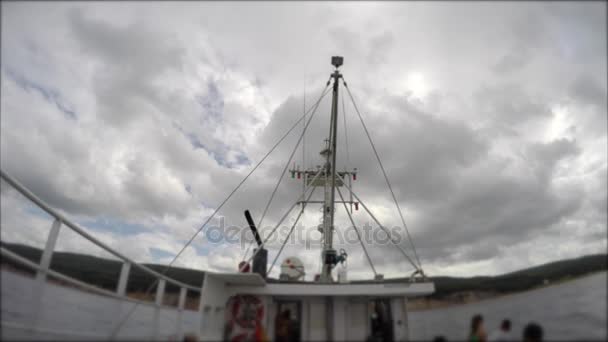 Sebuah perjalanan keluarga di perahu nelayan di laut — Stok Video