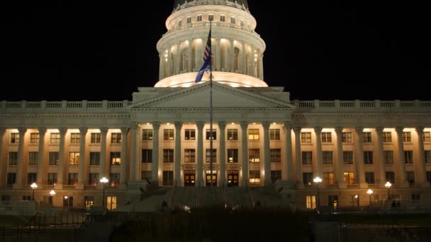 Bandeiras no Edifício do Capitólio do Estado de Utah — Vídeo de Stock