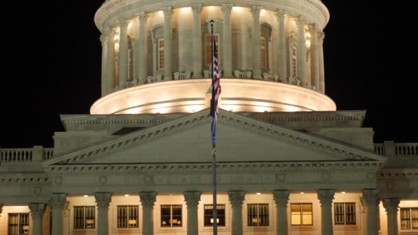 Banderas en el edificio del Capitolio Estatal de Utah — Vídeo de stock
