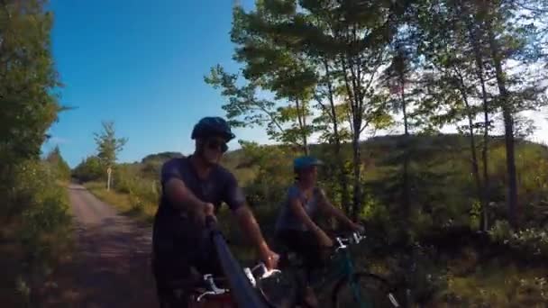 Paar radelte im Wald auf Radweg — Stockvideo