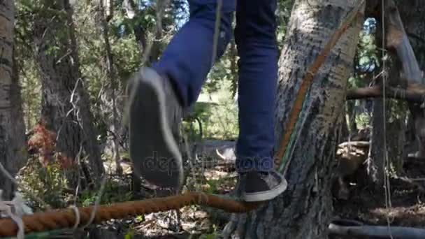 Розвідник на мотузковому мавпному мосту в таборі — стокове відео