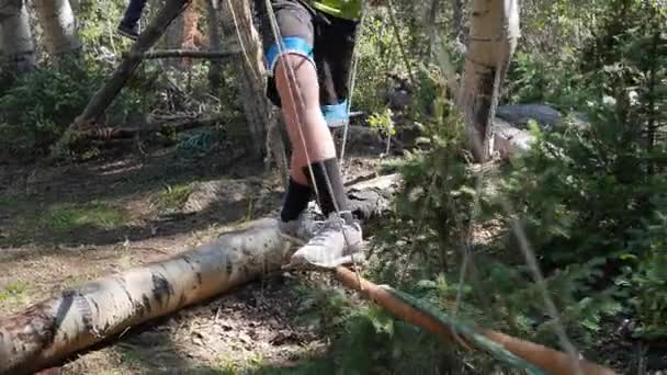 Explorador en puente de mono cuerda en el campamento — Vídeos de Stock