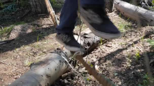 Розвідник на мотузковому мавпному мосту в таборі — стокове відео