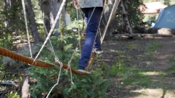 Batedores na ponte macaco corda no acampamento — Vídeo de Stock