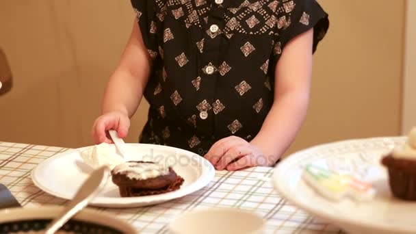 Lány eszik cupcakes születésnap fél számára — Stock videók