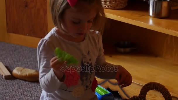 Девушка играет с игрушками вместе в доме — стоковое видео