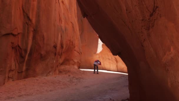 Mädchen läuft durch Wüste Slot Canyon — Stockvideo