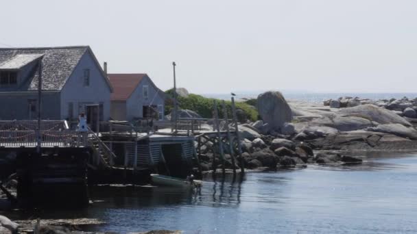 Egy gyönyörű tengerparti város, a Peggy Cove — Stock videók