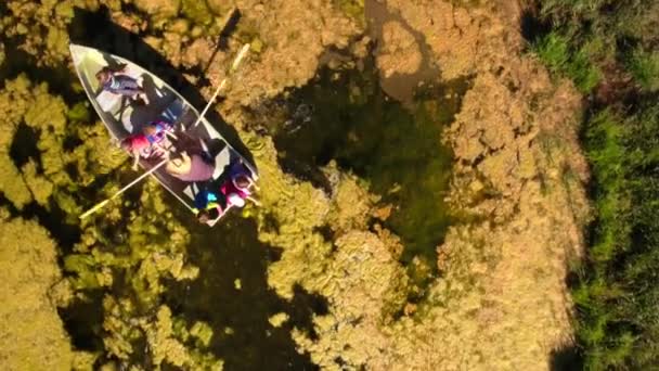 Grand-père avec ses petits-enfants en barque — Video