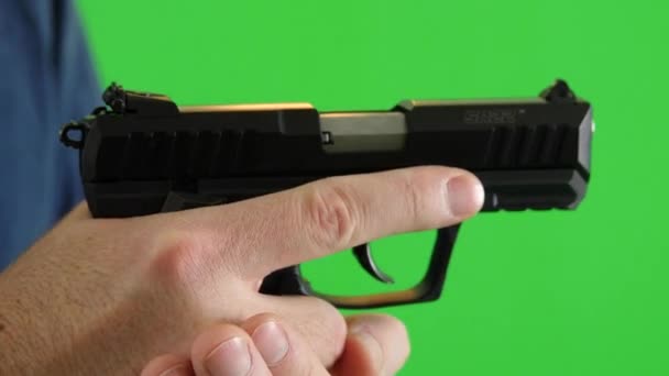 Mann lädt Kugel in seine Pistole 22 — Stockvideo