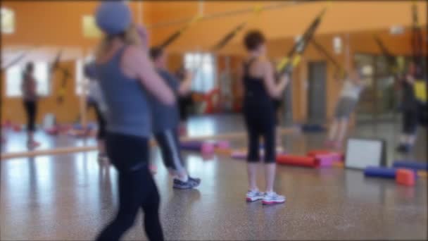 Skupina dělá Trx trénink v tělocvičně — Stock video