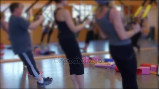 Gruppe beim Trampolintraining in einem Fitnessstudio — Stockvideo