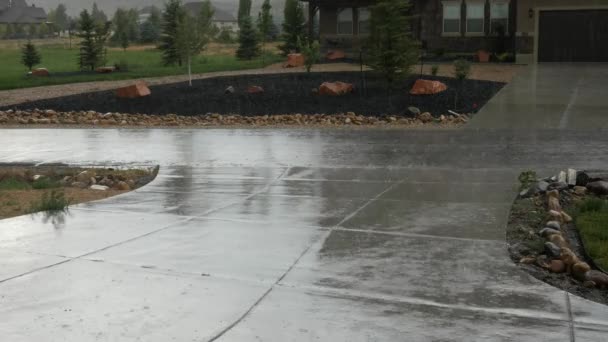 Granizo cayendo en un camino de entrada durante la tormenta — Vídeos de Stock