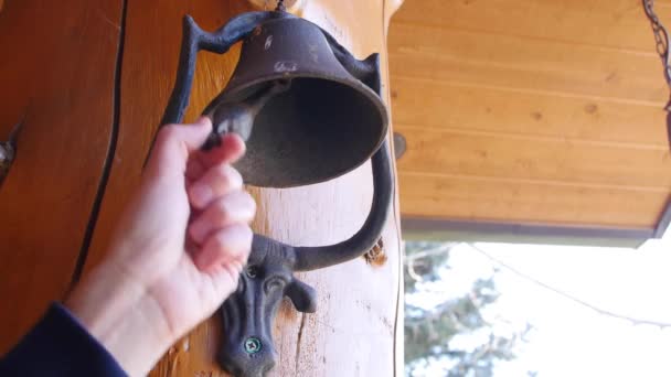 Hand läutet lustige Steuerglocke am Haus — Stockvideo