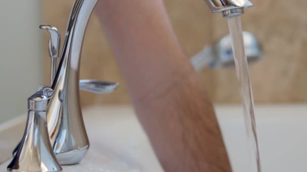 Mão desliga a água quente na banheira — Vídeo de Stock