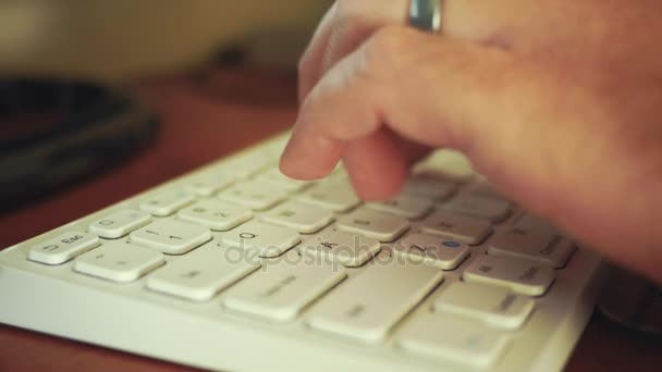 Digitação de mão em um teclado sem fio bluetooth — Vídeo de Stock