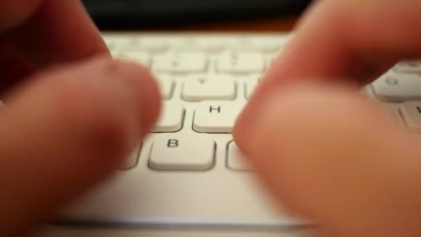 Digitação de mão no teclado sem fio bluetooth — Vídeo de Stock