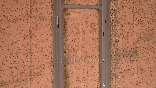 Samochody osobowe i ciężarowe podróży przez pustynię — Wideo stockowe
