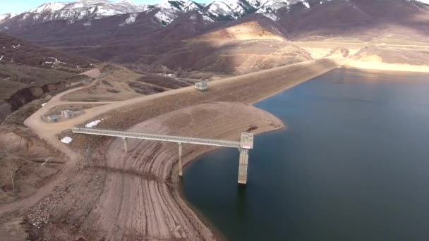 Berg reservoir en dam — Stockvideo