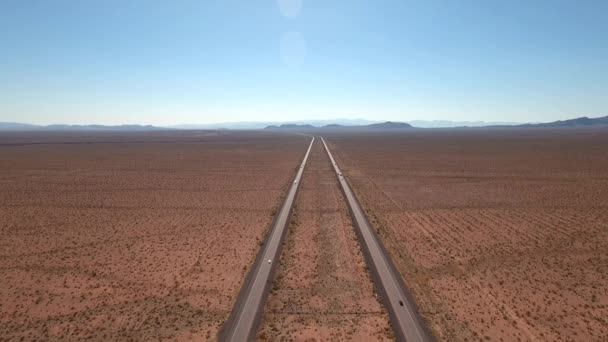 Автомобили и грузовики, путешествующие по пустыне — стоковое видео