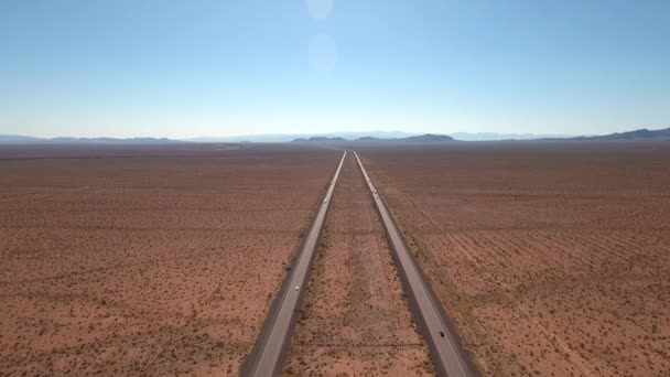 Coches y camiones que viajan por el desierto — Vídeo de stock