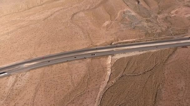 Автомобілі та вантажівки, що подорожують пустелею — стокове відео